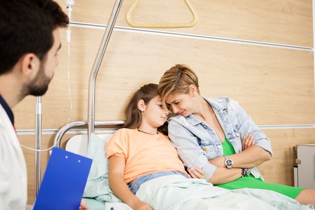 Doctor visitin her patient in hospital roomの写真素材