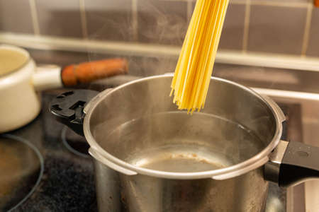 Boil pasta and spaghetti in a panの写真素材