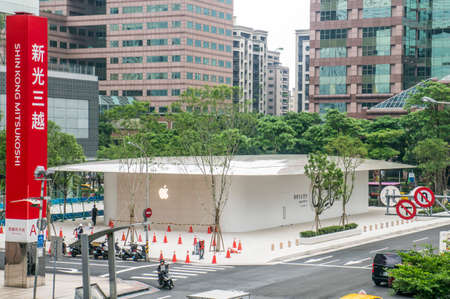 Taipei, Taiwan - June 6, 2019: Taiwan's second Apple Store ? Apple Xinyi A13 ? in new Far Eastern Department Store, Xinyi district of Taipei.のeditorial素材