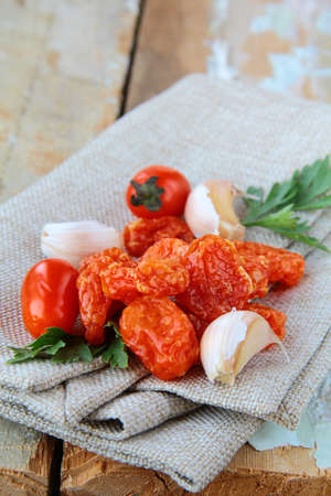 the dried tomatoes on kitchen table の写真素材