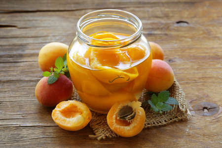 canned peaches fruit in a glass jarの写真素材