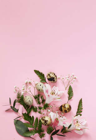 festive Easter spring composition with flowers and eggsの写真素材