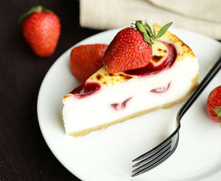 piece of cake cheesecake with fresh strawberriesの写真素材