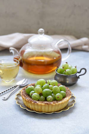 Autumn tart pie with chocolate and berriesの写真素材