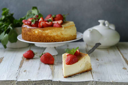 cheesecake new york with fresh strawberries