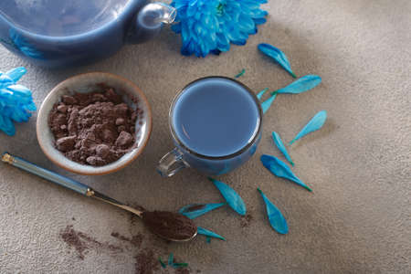 blue masala tea powder on a gray backgroundの写真素材