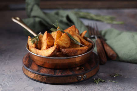 potato wedges with rosemary fried in a panの写真素材