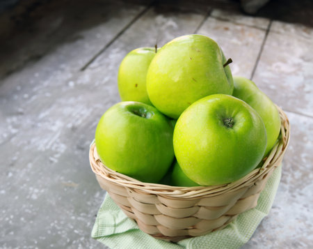 organic granny smith apples on wooden tableの写真素材