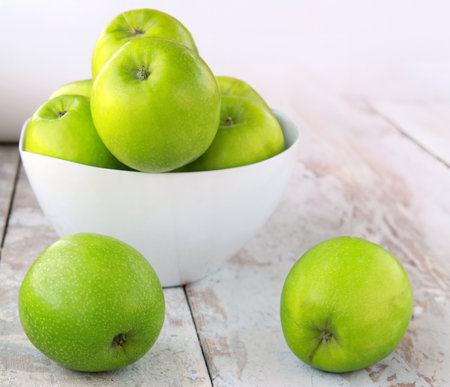 organic granny smith apples on wooden tableの写真素材