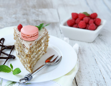 piece of cake dessert with fresh berries and macaroonsの写真素材
