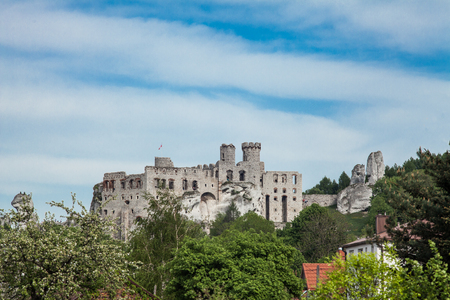 OGRODZIENIEC, PODZAMCZE, 5 MAY, 2018; Ogrodzieniec Castle in the village Podzamcze. Ruins of the castle on the upland, Jura Krakowsko-Czestochowska. The Trail of the Eagle's Nests.OGRODZIENIEC, PODZAMCZE, 5 MAY, 2018; Ogrodzieniec Castle in the village Poのeditorial素材