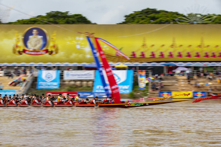 PHICHIT , THAILAND - SEP 2 2018: Thai Traditional Long Boat Racing 2018 At Nan River in front of Tha Luang Temple Phichit Thailandのeditorial素材