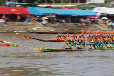 PHICHIT , THAILAND - SEP 2 2018: Thai Traditional Long Boat Racing 2018 At Nan River in front of Tha Luang Temple Phichit Thailandのeditorial素材