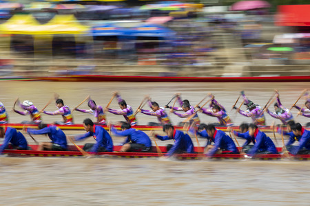 PHICHIT , THAILAND - SEP 2 2018: Thai Traditional Long Boat Racing 2018 At Nan River in front of Tha Luang Temple Phichit Thailandのeditorial素材