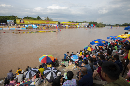PHICHIT , THAILAND - SEP 2 2018: Thai Traditional Long Boat Racing 2018 At Nan River in front of Tha Luang Temple Phichit Thailandのeditorial素材