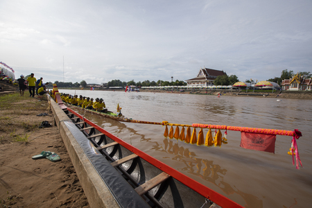 PHICHIT , THAILAND - SEP 2 2018: Thai Traditional Long Boat Racing 2018 At Nan River in front of Tha Luang Temple Phichit Thailandのeditorial素材