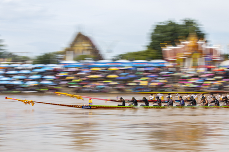 PHICHIT , THAILAND - SEP 2 2018: Thai Traditional Long Boat Racing 2018 At Nan River in front of Tha Luang Temple Phichit Thailandのeditorial素材