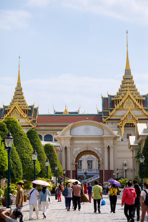 Bangkok, Thailand - 23 JAN 2023 : Temples and tourists at Bangkok's Grand Palace. The Grand Palace is made up of various buildings, halls and pavilions.のeditorial素材