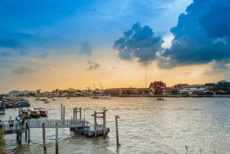 Bangkok, THAILAND - NOVEMBER 10, 2018: Tha maharaj Beside Chao Phraya Riverのeditorial素材
