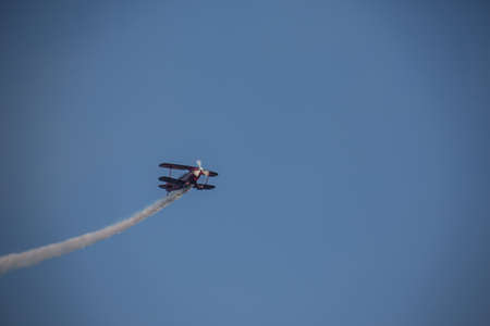 Doppeldecker Kunstflieger am Himmel