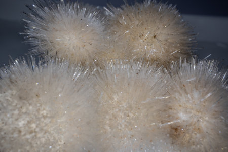 white glass sodium aluminosilicate crystals in close-upの写真素材