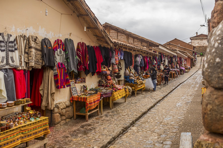 Chincheros, Peru - July 23, 2013  people at handcraft marketのeditorial素材