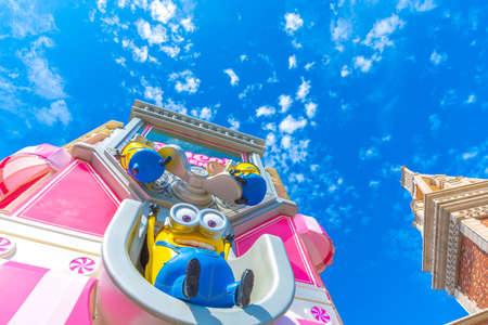 OSAKA, JAPAN - AUGUST 12, 2019: "HAPPY MINION CART" shop, selling Pop corn, located in United Studios JAPAN (USJ). Minions are famus characters from Destroy Me animation.のeditorial素材
