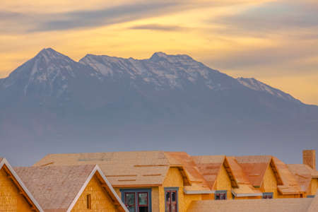 Unfinished homes and Mount Timpanogos in Utahの写真素材