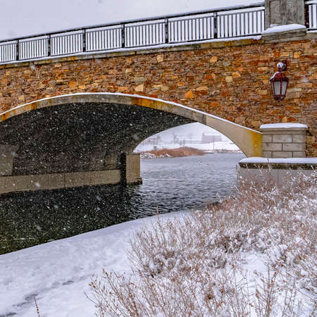 Square Trails and bridge at Oquirrh Lake viewed in winterの写真素材