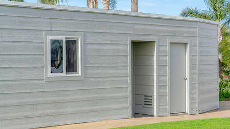 Pano Single storey building facade with gray wall and flat roof in Huntington Beachの写真素材