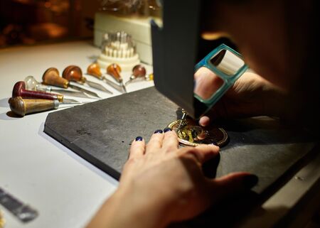 engraver engrave the drawing on the sketch.