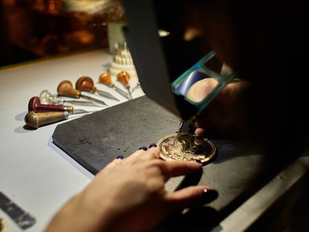 engraver engrave the drawing on the sketch.