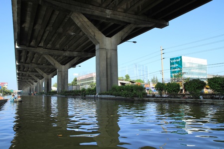 BANGKOK-NOV 13 : Water flood like canel between water barrier under toll way during the worst flooding in decades on November 13,2011 Bangkok, Thailand. のeditorial素材