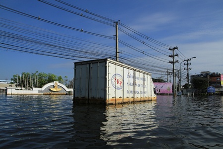 BANGKOK-NOV 13 : Truck damaged during the worst flooding in decades on November 13,2011 Bangkok, Thailand.のeditorial素材