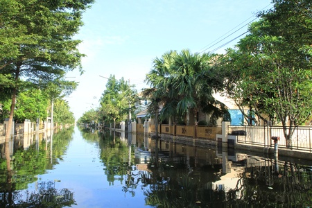 BANGKOK-NOV 13 : Water from flood in village during the worst flooding in decades on November 13,2011 Bangkok, Thailand. のeditorial素材