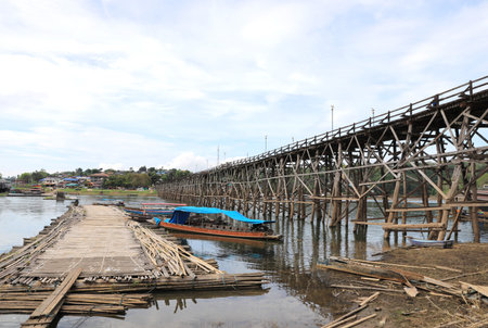 Mon Bridge crossing Songkalia River, the Thailand's longest wooden bridge, Sangkhla Buri District in Kanchanaburi, Thailandの写真素材