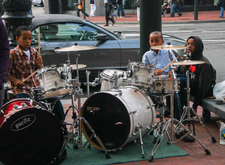SAN FRANCISCO, US - SEPT 19, 2010: Unidentified young boys play drums on downtown street in San Francisco on Sept 19, 2010.のeditorial素材