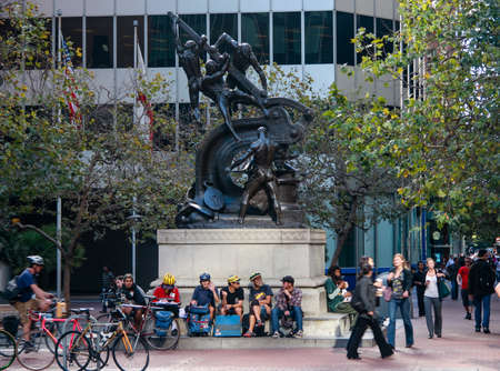 SAN FRANCISCO, US - SEPT 20, 2010: Street cyclists meet near Mechanics Monument in downtown San Francisco on Sept 20, 2010.のeditorial素材