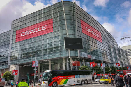 SAN FRANCISCO, CA, USA - OCT 4, 2011: Attendees of Oracle Open World conference go to  Moscone Center West on Oct 4, 2011 in San Francisco, CA, USA.のeditorial素材