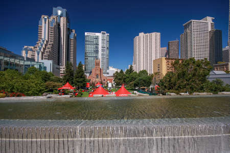 SAN FRANCISCO, CA, US - SEPT 22, 2010: Lunch for Oracle OpenWorld attendees at Yerba Buena Gardens Meadow San Francisco on Sept 22, 2010のeditorial素材
