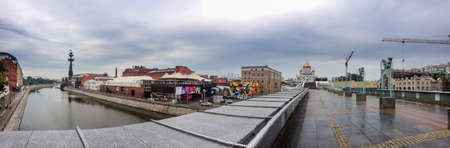MOSCOW, RUSSIA - SEPTEMBER 11, 2018: Panoramic view to Patriarshy footbridge, Cathedral of Christ the Saviour, Vodootvodni canal and Peter Great monument on  September 11, 2018 in Moscow, Russia.のeditorial素材