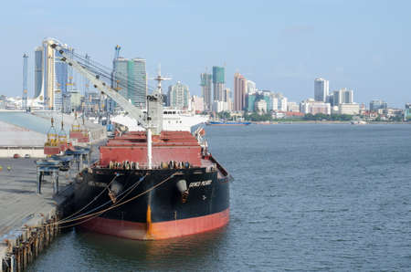 Dar es Salaam, Tanzania - December 18: Bulk carrier vessel in the port of Dar es Salaam on December 18, 2017 in Dar es Salaam, Tanzania.のeditorial素材