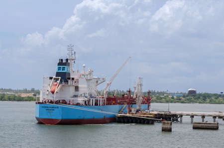 Dar es Salaam, Tanzania - March 29: Tanker on the berth in port of Dar es Salaam on March 29, 2018 in Dar es Salaam, Tanzania.のeditorial素材