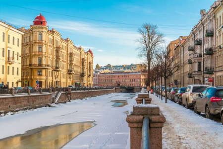 St. Petersburg, Russia - February 18, 2016: Winter scene on the embankment. Griboyedov Canal and Kokushkin Bridgeのeditorial素材