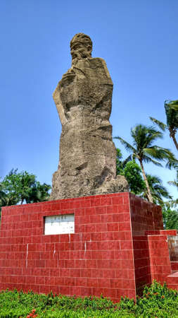 The magnificent statue of Su Shi in the sun,のeditorial素材