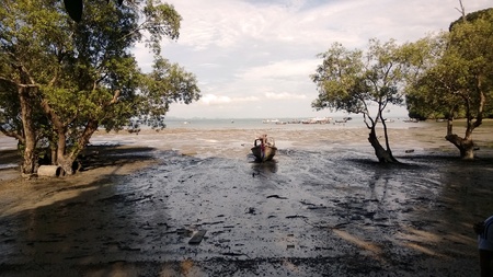 A view of the Railay beach when sea water is receding 