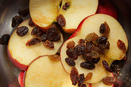Apples and raisins in pan close-upの写真素材