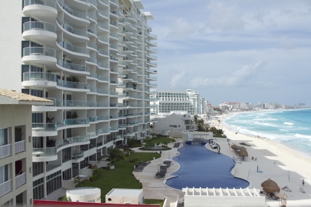 the bay of hotels stretching along the coast in cancun, mexicoのeditorial素材