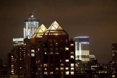view towards manhattan financial district and the new freedom tower being built at night, nycのeditorial素材