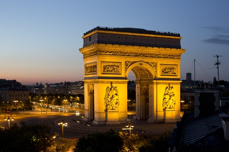 the arc de triomphe in paris, france at sunsetのeditorial素材